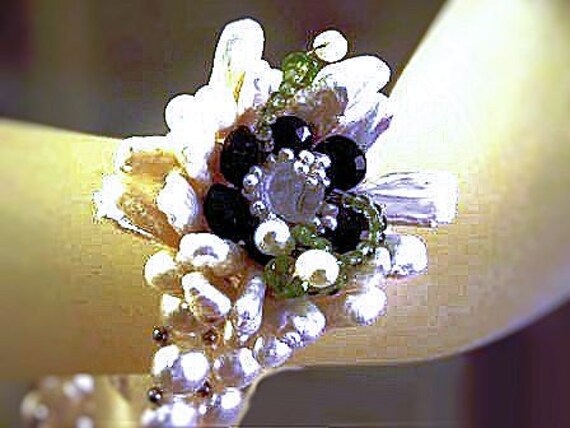 Handgemachte Creme Weiße Zuchtperle Edelstein Blume Stretch Armband Rot Granat Grün Peridot Handgelenk Corsage Feiner Schmuck Hochzeit von GriffinsNestJewelry