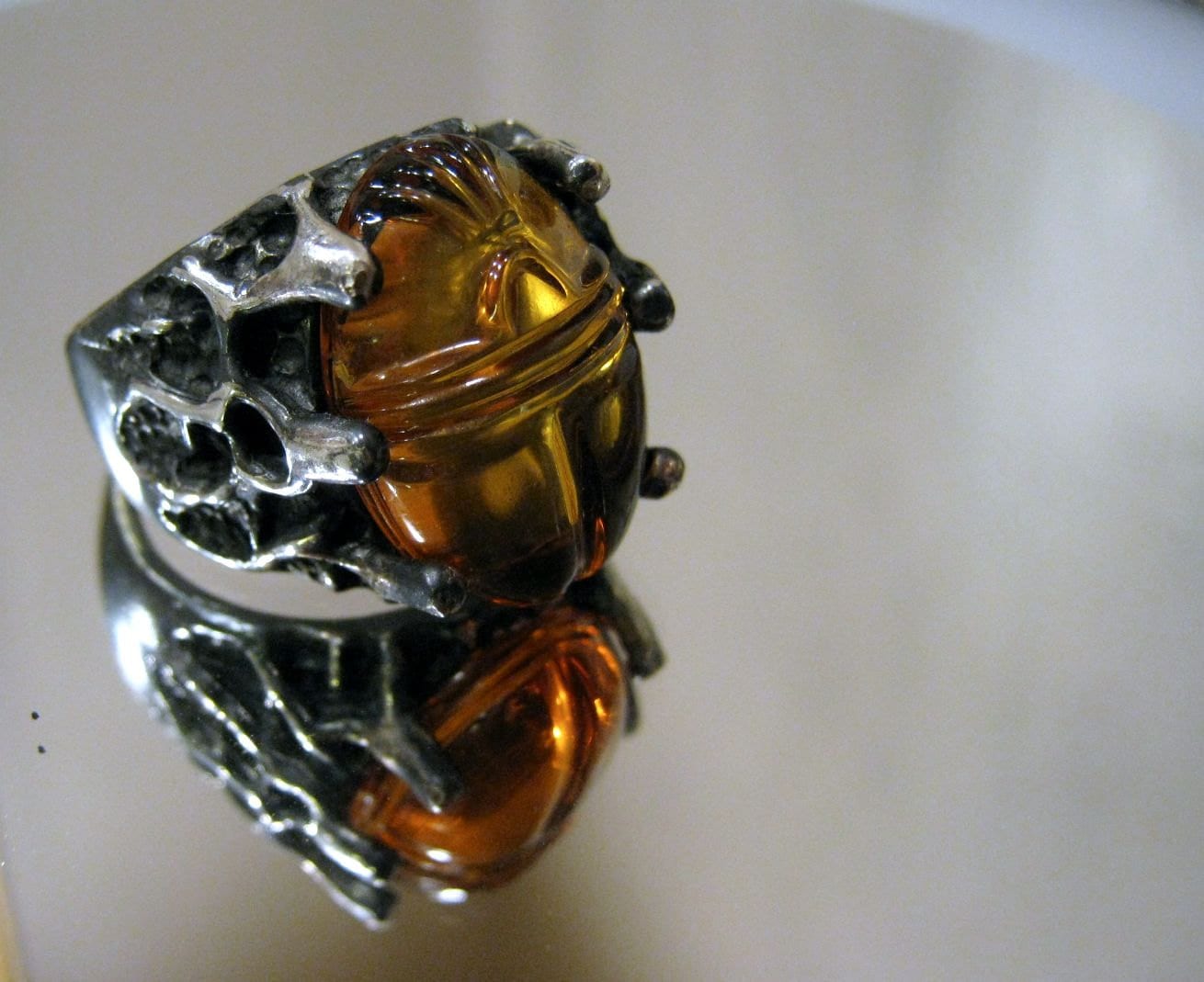 „Mummy's Curse"-Ring, Großer Echter Bernstein, Geschnitzter Skarabäus, Sterlingsilber, Handgefertigt, Dunkles Finish, Seltsame Größe 7, 8, 9 von GriffinsNestJewelry