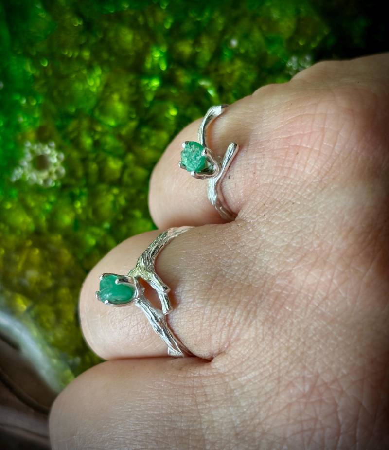 Pixie Sprite Grüner Smaragd Zweig Ring Rohedelstein Sterling Silber Einzigartige Handgemachte Größe 4 5 6 7 8 9 10 Boho Natur Oddity Mine von GriffinsNestJewelry