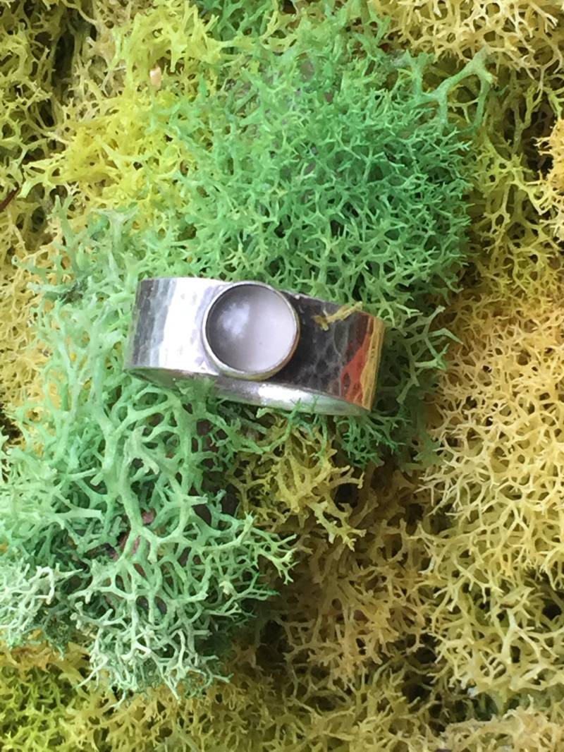 Unisex Gehämmert Breiter Band Ring Sterling Silber Fassung Weiß Katzenauge Mondstein Handarbeit Feiner Schmuck Custom 1/2 Size 6 7 8 9 10 Herren von GriffinsNestJewelry