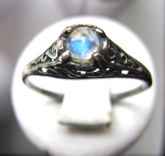 Winziger Regenbogen Mondstein Ring Sterling Silber Blauer Mond Antik Filigran Feiner Schmuck Wunschgröße 3 4 5 6 7 8 9 10 Halbe Größen von GriffinsNestJewelry