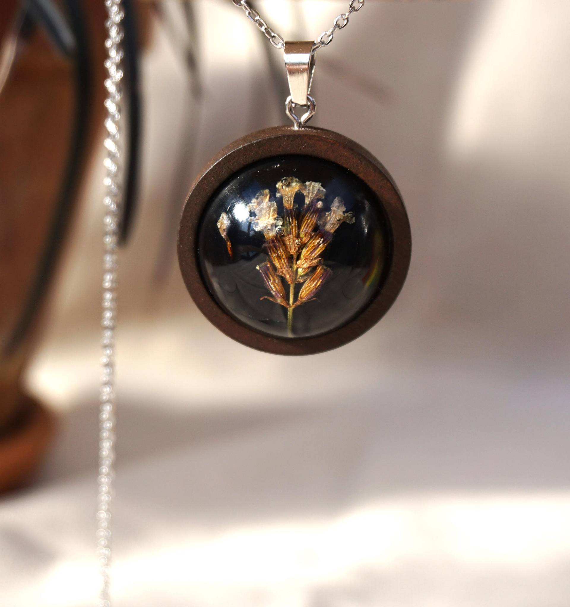 Cabochon Halbkugel Kettenanhänger Aus Epoxidharz Mit Lavendelblüte Cabochon Halbkugel Kettenanhänger Aus Epoxidharz Mit Lavendelblüte von GrimmerGoods