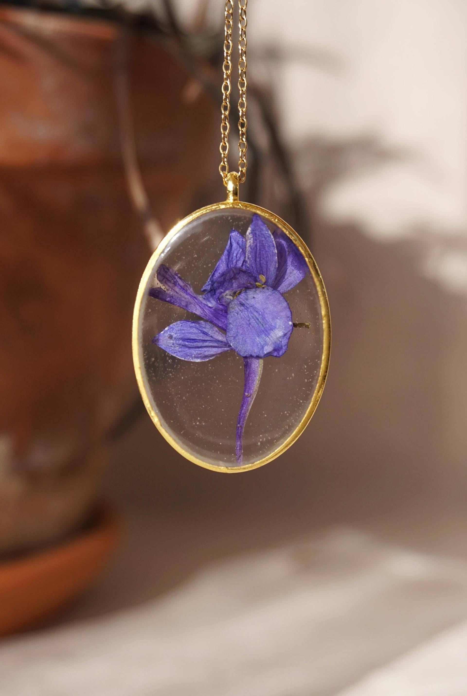Kette Mit Rittersporn Epoxidharzanhänger in Ovaler Lünette Kette Mit Rittersporn Epoxidharzanhänger in Ovaler Lünette von GrimmerGoods