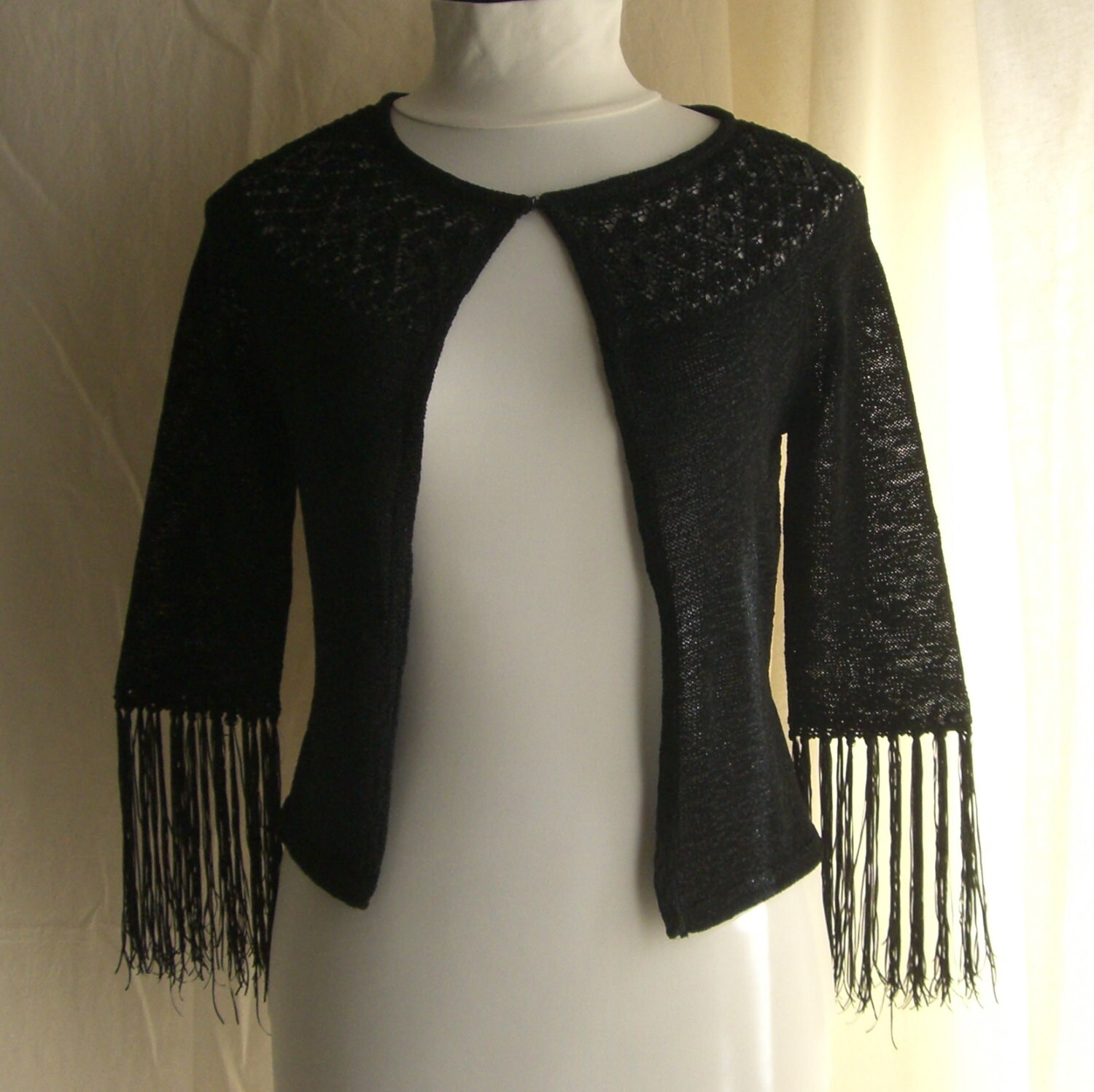 80Er Vintage Schwarze Strickjacke Lochmuster-Jersey Mit Fransen von GrimoireVintage