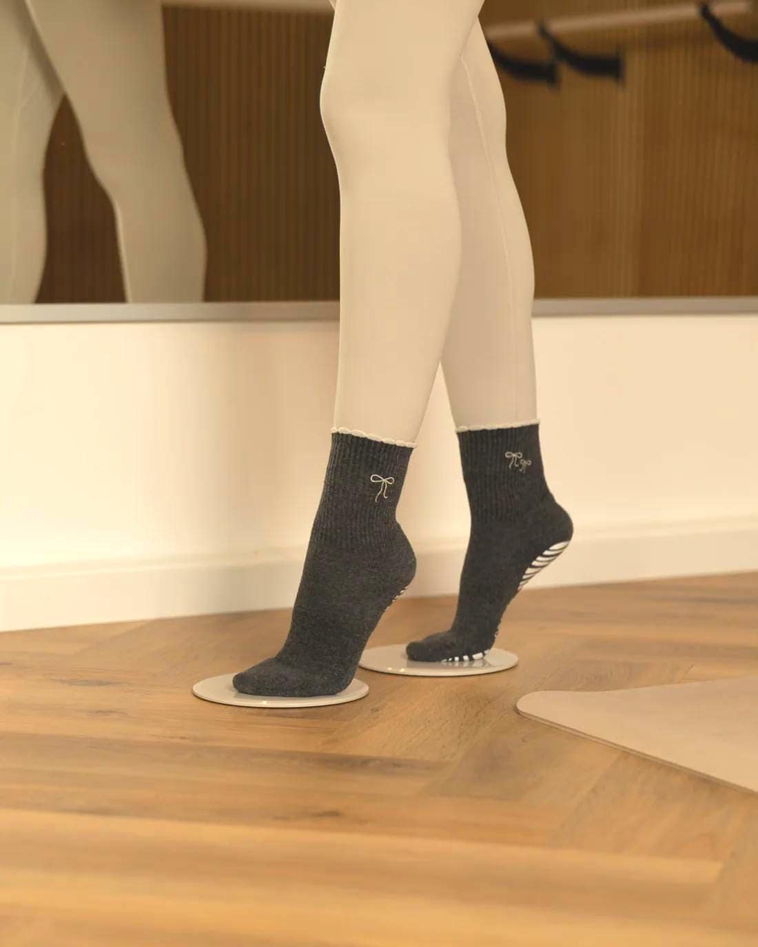 Pilates Socken in Dunklegrau Mit Weißen Schleifen Crew Länge, Perfektes Weihnachtsgeschenk von GripliesPilates
