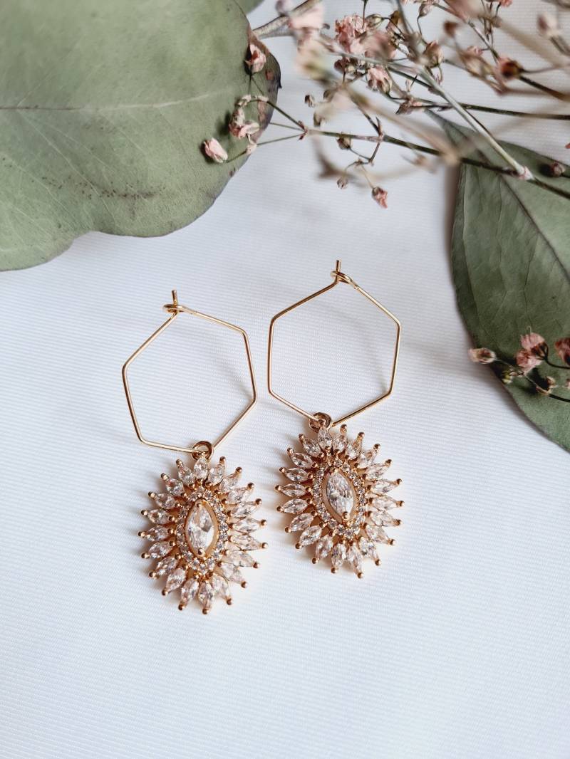 Traumhafte Eckige Creolen Mit Straß-Anhänger, Edelstahl Gold Ohrringe, Ohrringe Hängend, Sehr Besonderer Schmuck Traumhafte Eckige Creolen Mit Straß-Anhänger, Edelstahl Gold Ohrringe, Ohrringe Hängend, Sehr Besonderer Schmuck von GritisSchmuckdesign