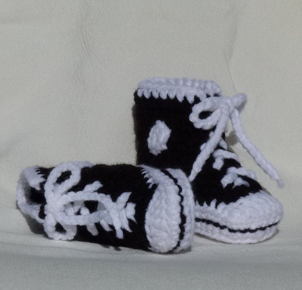 Crochet Baby Booties Sneaker Black & White High Top Chucks Wähle Eine Größe von GrizzlyCreek