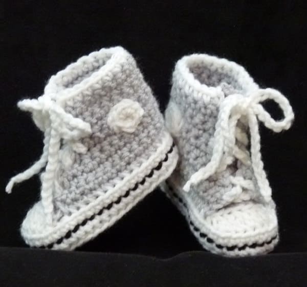 Gehäkelte Baby Booties Wählen Sie Eine Größe Hellgrau Und Schwarz High Top Sneaker von GrizzlyCreek