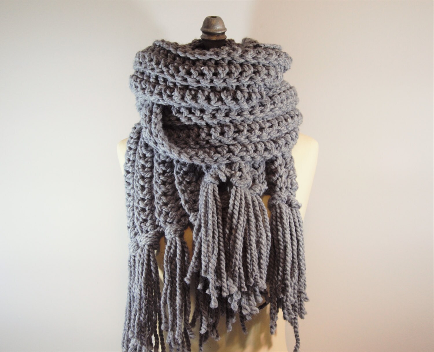 Extra Langer Häkelschal Sperrige Hellgraue Wollmischung von GrizzlyKnits