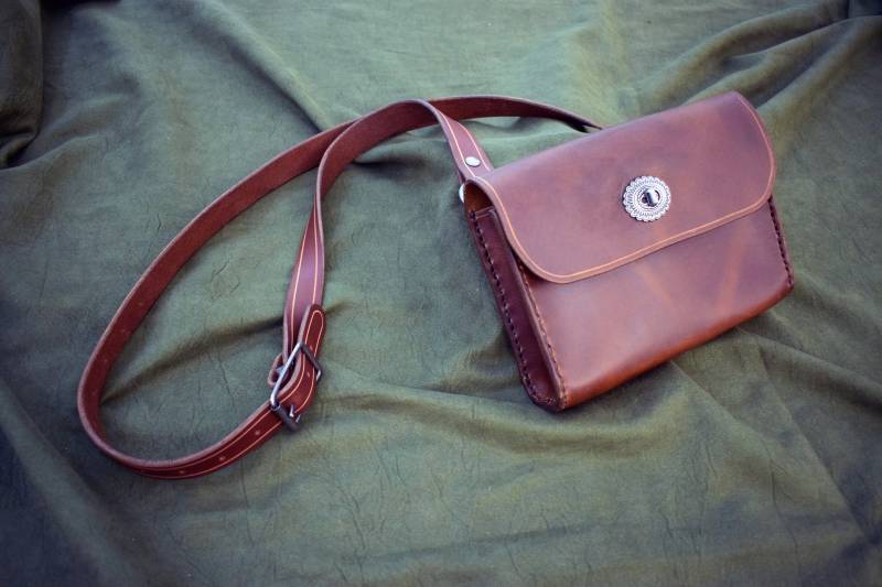 Die "Tara" Umhängetasche von GrommetsLeathercraft