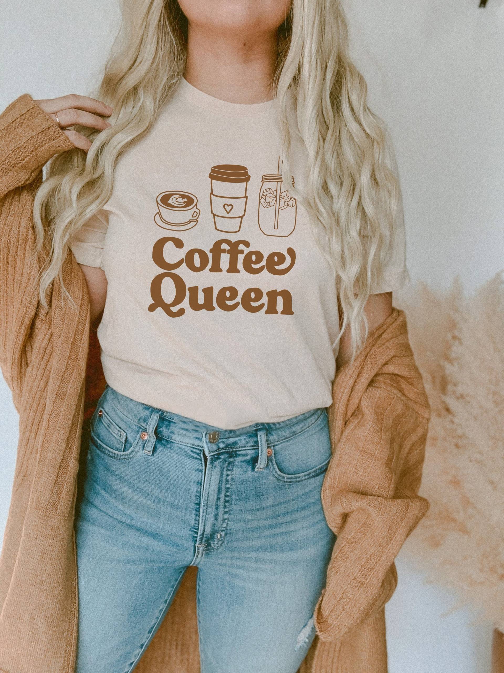 Coffee Queen Shirt, Kaffee Liebhaber Frauen T-Shirt, Lustiges Geschenk Für Frau, Weihnachten Fan von GrooveApparelCo