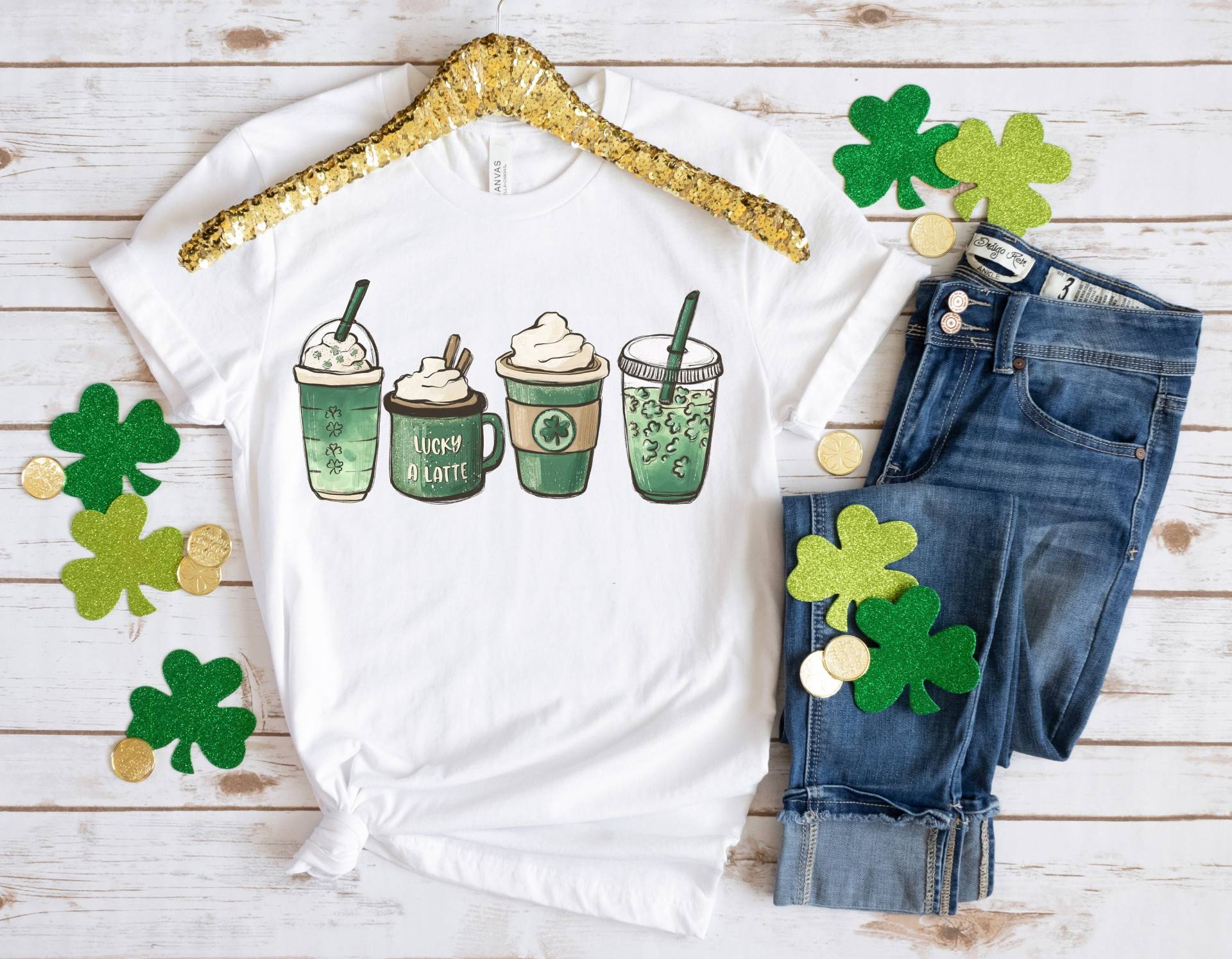 Coffee St Patricks Day Shirt, Damen Patty Es Lucky Latte Green Irish Shamrock Klee Frauen T-Shirt von GrooveApparelCo