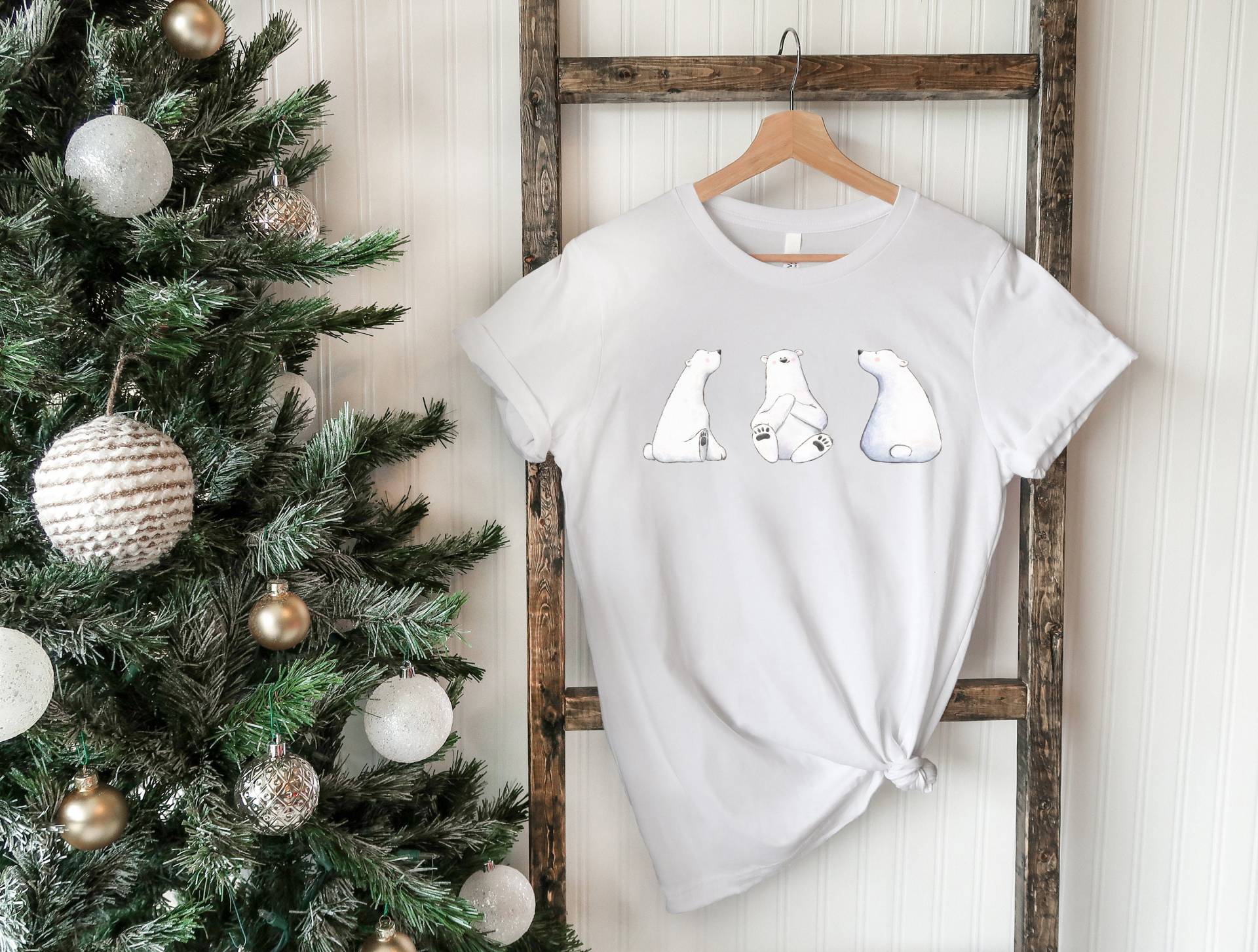 Eisbär T-Shirt, Süßes Weihnachts-T-Shirt, Geschenk Für Tierliebhaber, Frauen Weihnachtsoutfit, Eisbären, Weihnachtstier Shirt, Urlaubsgeschenk von GrooveApparelCo