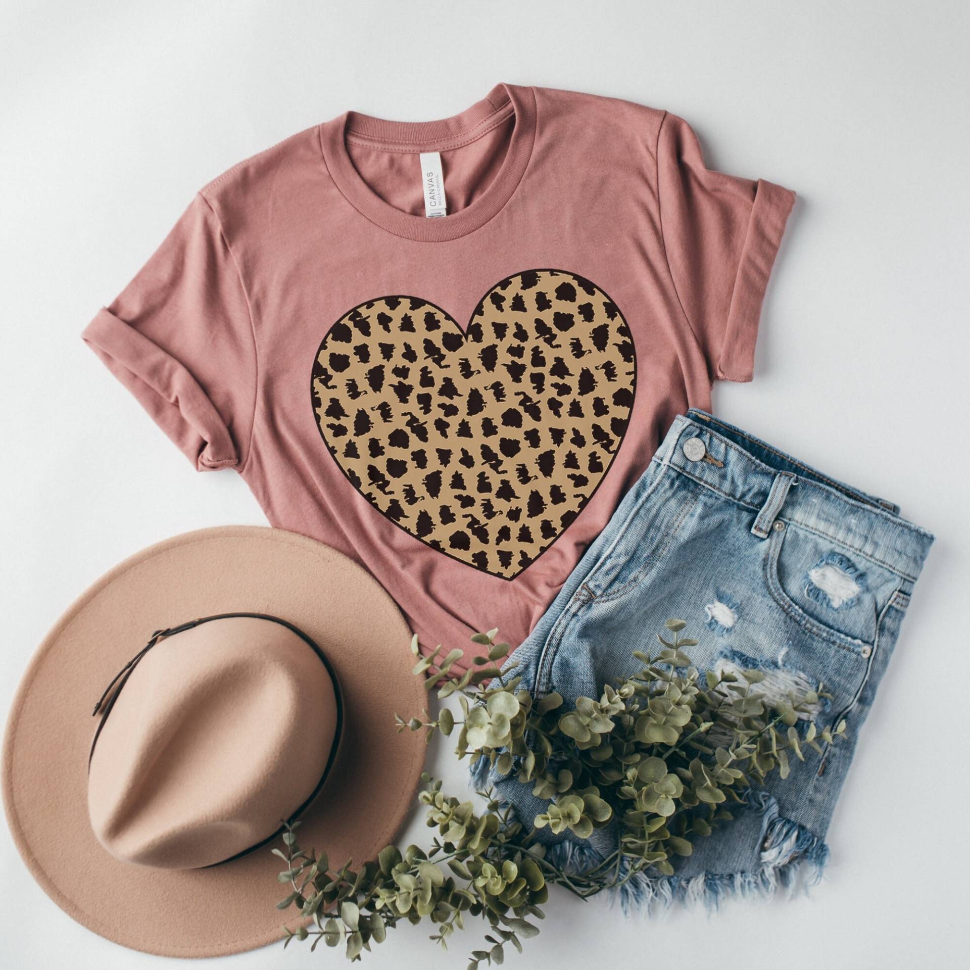 Gepard Valentinstag, Shirt, Leopard Valentinstag Frauen Animal Print Niedlich Herz Liebe T Shirt von GrooveApparelCo