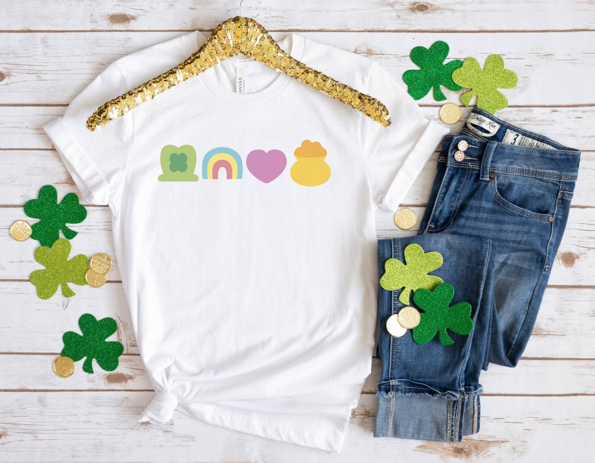 Glücksbringer Shirt, St Patricks Day Shirt Für Frauen, Lucky T-Shirt, Frauen Pattys Shamrock Herz Regenbogen T-Shirt von GrooveApparelCo