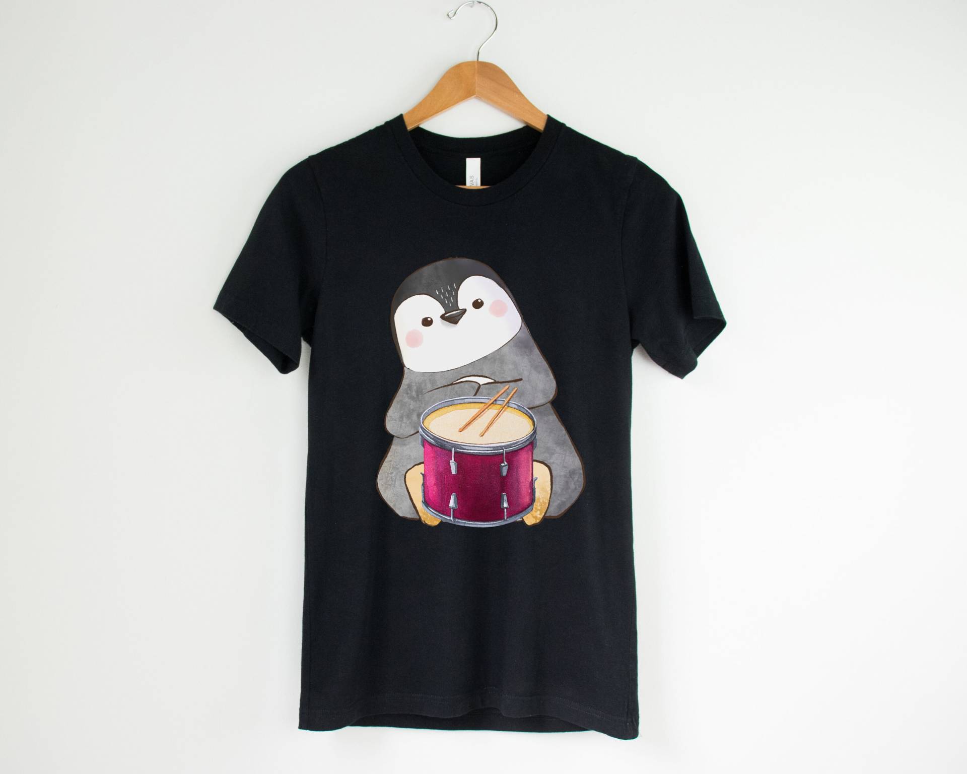 Pinguin T-Shirt, Süßes Weihnachts-T-Shirt, Frauen-Weihnachtsoutfit, Geschenk Für Schlagzeuger, Musik-Shirt, Musikliebhaber Geschenk, Sie von GrooveApparelCo