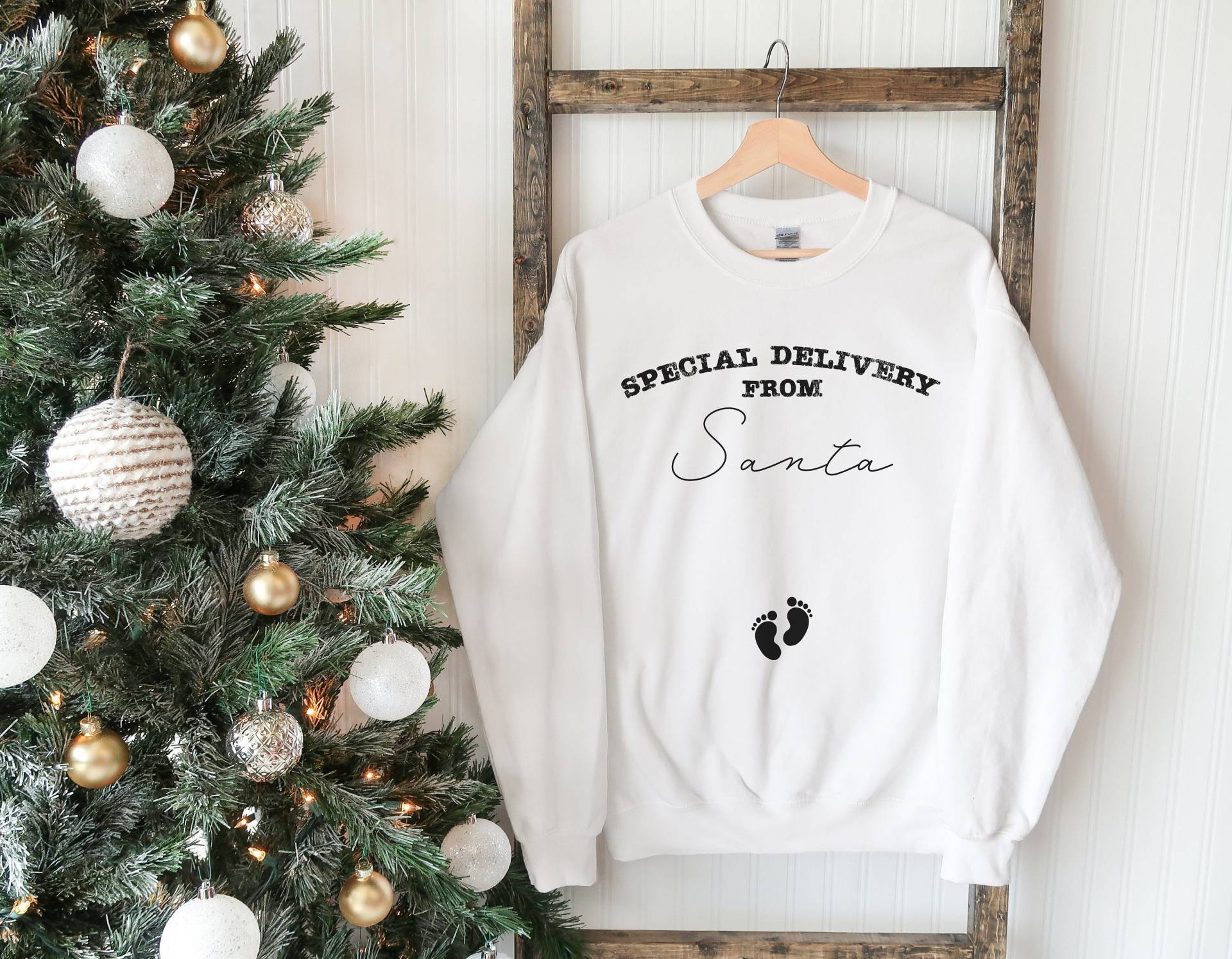 Santa Baby Reveal Sweatshirt, Weihnachts Schwangerschaft Ankündigung Shirt, Paare Weihnachten Shirts, Sweatshirt von GrooveApparelCo