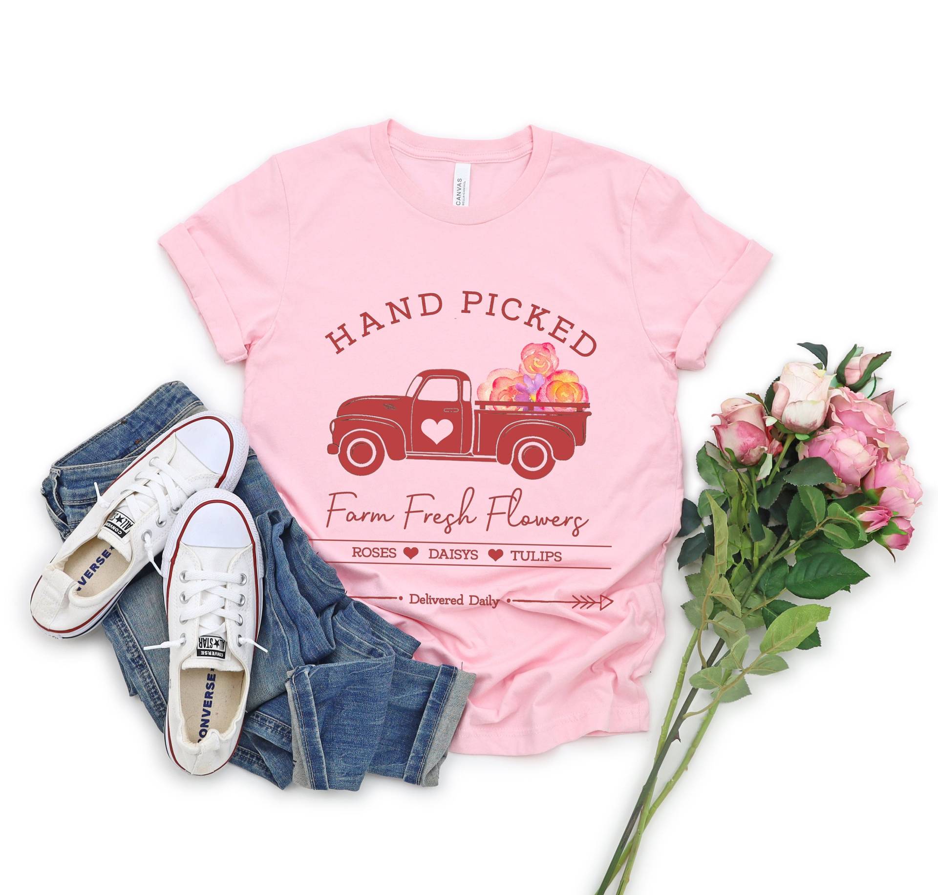 Valentinstag Shirt Damen, Shirt, Grafik T-Shirt, Vintage Red Truck Farm Fresh Flowers von GrooveApparelCo