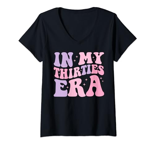 Damen Lustig in meiner Dreißigerzeit 30. Dreißigjähriger Geburtstag 30 Jahre alt T-Shirt mit V-Ausschnitt Damen Lustig in meiner Dreißigerzeit 30. Dreißigjähriger Geburtstag 30 Jahre alt T-Shirt mit V-Ausschnitt von Groovy In My Thirties Era 30th Birthday