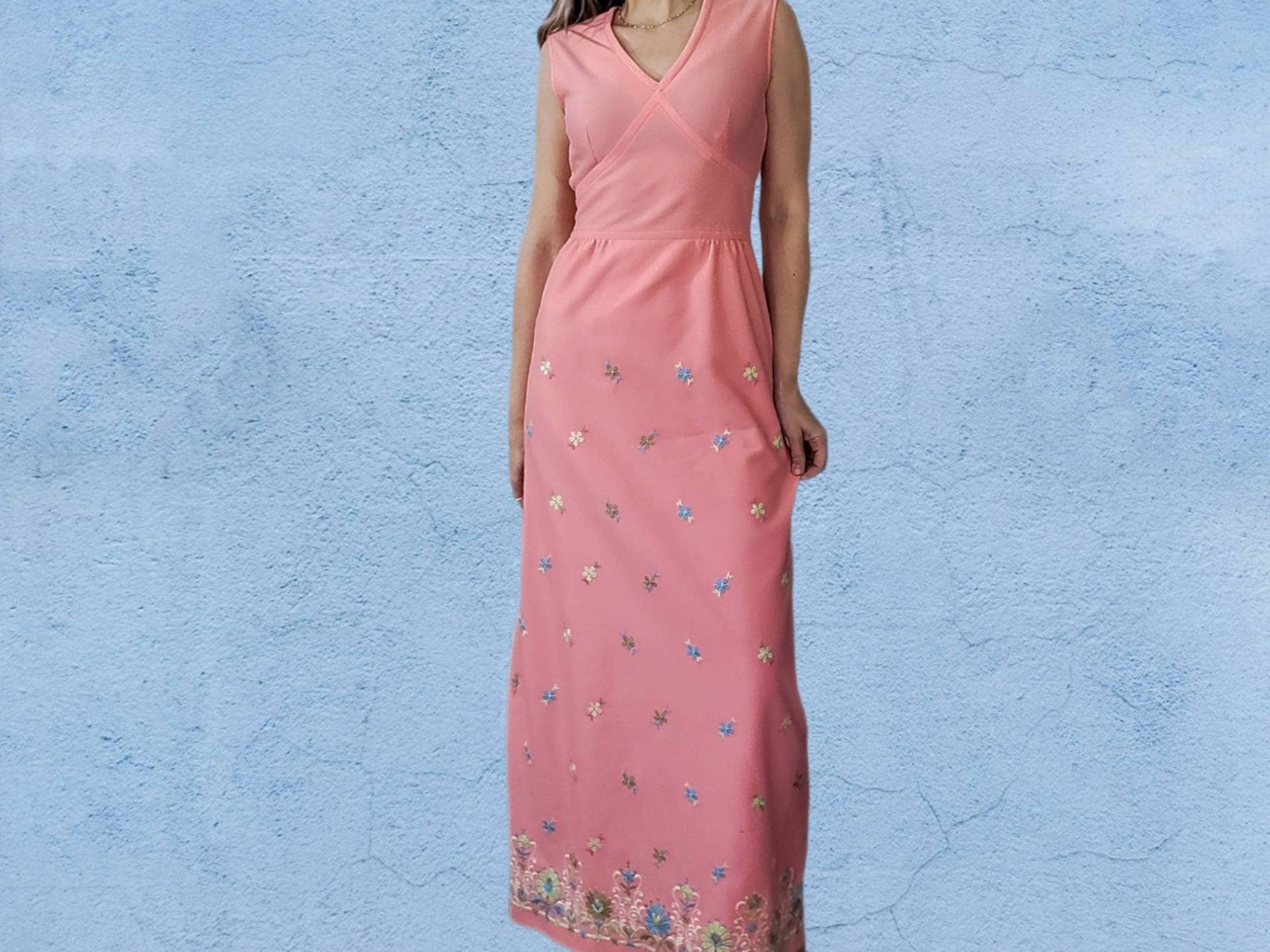 Vintage 60Er 70Er Maxi Kleid Pink Peach Polyester Stickerei Blumen Hippie 4 von GroovyGarmentsVTG