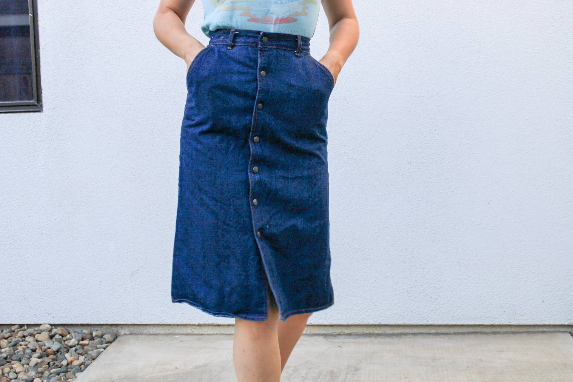 Vintage 70Er 80Er Maxi Denim Jeansrock Button Dark Wash Disco Tres Jolie 24" von GroovyGarmentsVTG