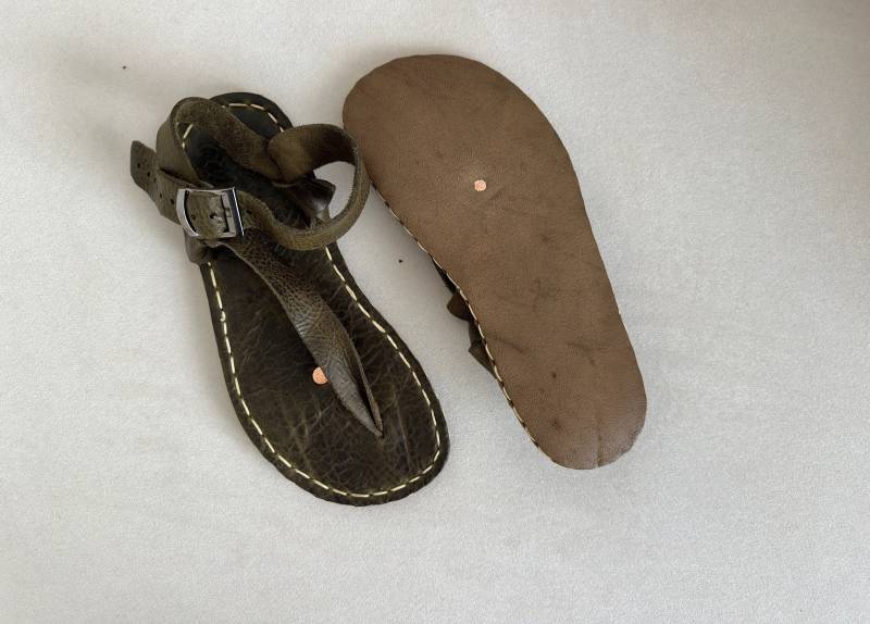 Handmade Leather Womens Traveler Sandals | Copper Rivets Grounding von Groudingschuhe