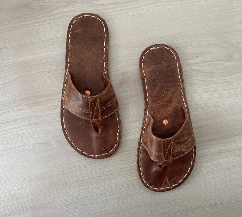 Mens Crazy Brown Flip Flops, Handmade Genuine Leather Brown Sandals, Flop Sandals von Groudingschuhe