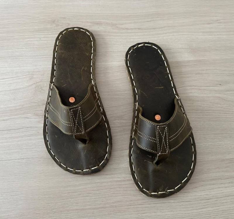 Mens Khaki Green Flip Flops, Handmade Genuine Leather Brown Sandals, Flop Sandals von Groudingschuhe