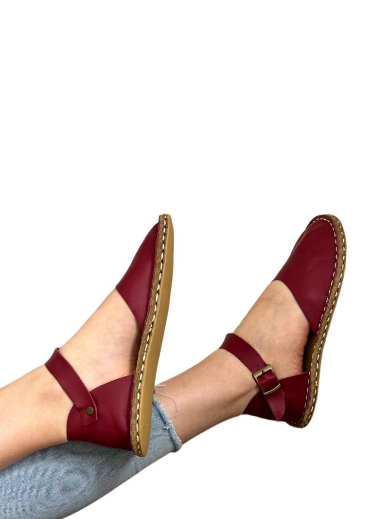 Womens Burgundy Grounding Sandals | Handmade Leather Copper Rivets Minimalist von Groudingschuhe
