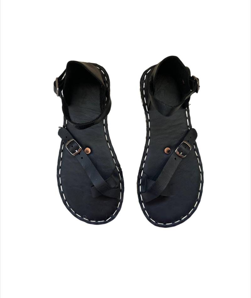 Womens Grounding Black Toe Ring Sandals | Minimalist Barefoot Copper Rivets von Groudingschuhe