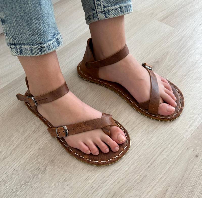 Womens Grounding New Crazy Brown Toe Ring Sandals | Minimalist Barefoot Copper Rivets von Groudingschuhe