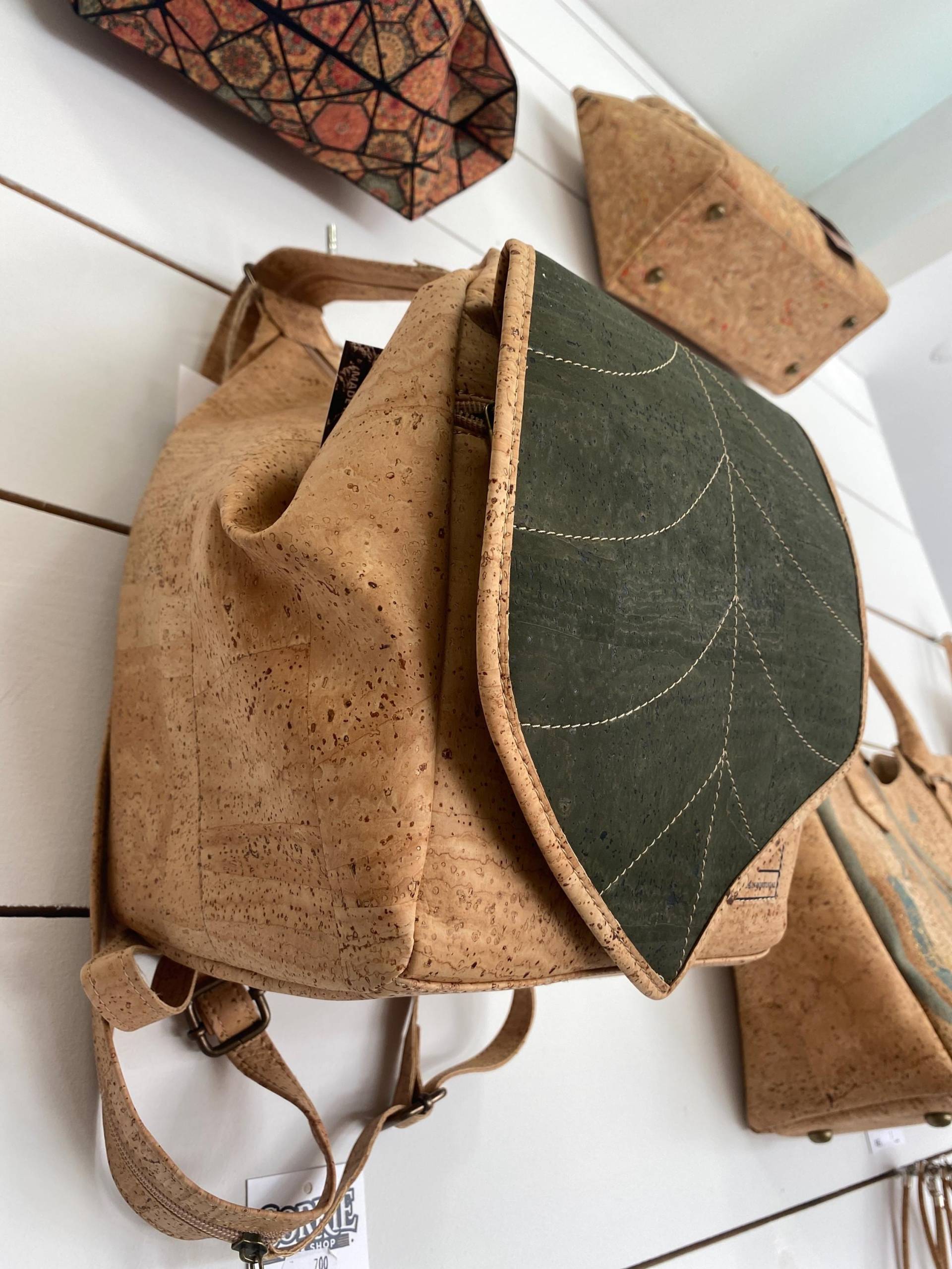 Kork Crossbody Handtasche Plus Rucksack, Veganes Leder, Vegane Tasche, Öko-Ideen, Perfektes Geschenk Für Sie, Korkleder, Ideen, Made in Portugal Kork Crossbody Handtasche Plus Rucksack, Veganes Leder, Vegane Tasche, Öko-Ideen, Perfektes Geschenk Für Sie, Korkleder, Ideen, Made in Portugal von GrowFromNature