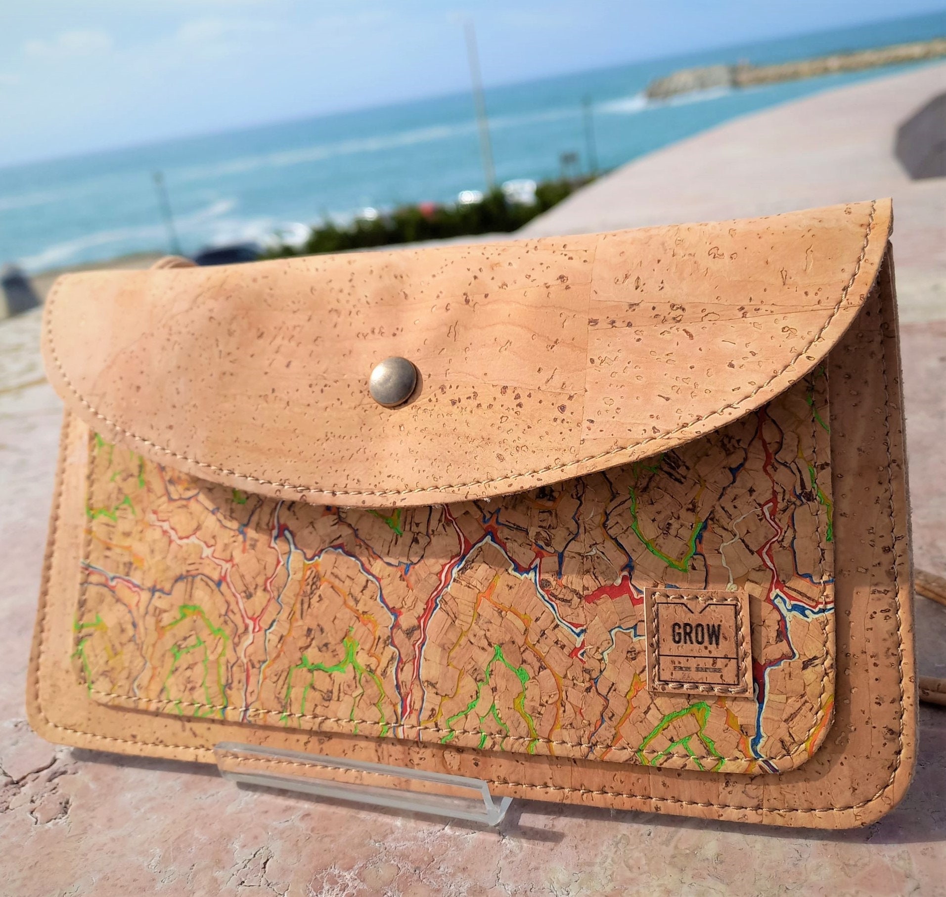 Umhängetasche, Korktasche, Veganes Leder, Öko-Tasche, Grüne Ideen, Liege, Hergestellt in Portugal Umhängetasche, Korktasche, Veganes Leder, Öko-Tasche, Grüne Ideen, Liege, Hergestellt in Portugal von GrowFromNature