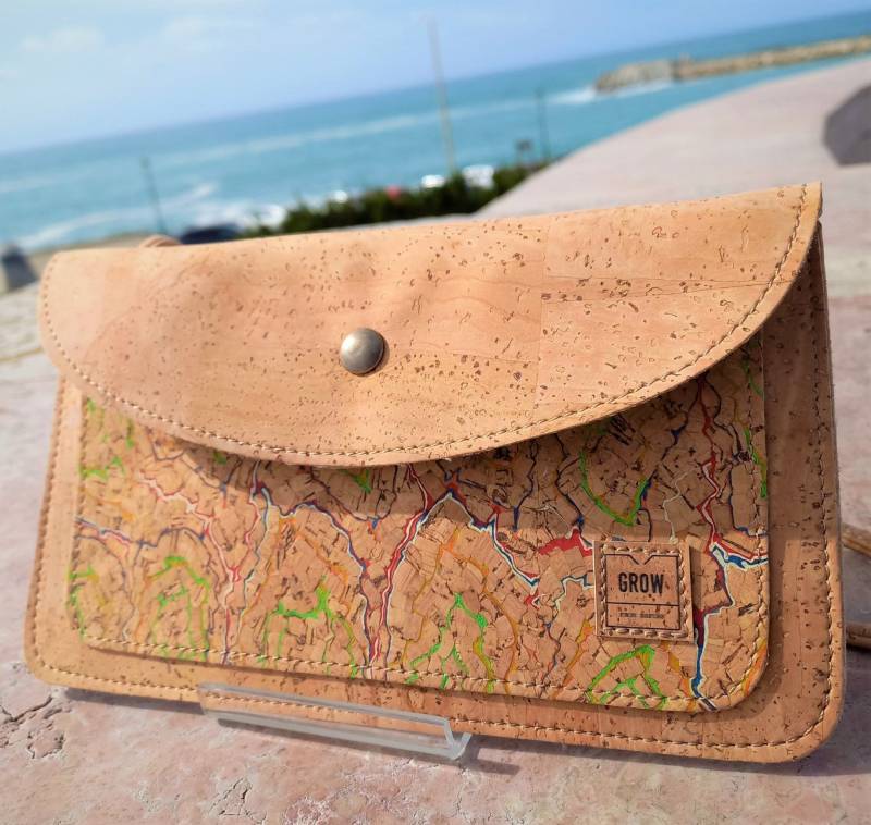 Umhängetasche, Korktasche, Veganes Leder, Öko-Tasche, Grüne Ideen, Liege, Hergestellt in Portugal Umhängetasche, Korktasche, Veganes Leder, Öko-Tasche, Grüne Ideen, Liege, Hergestellt in Portugal von GrowFromNature