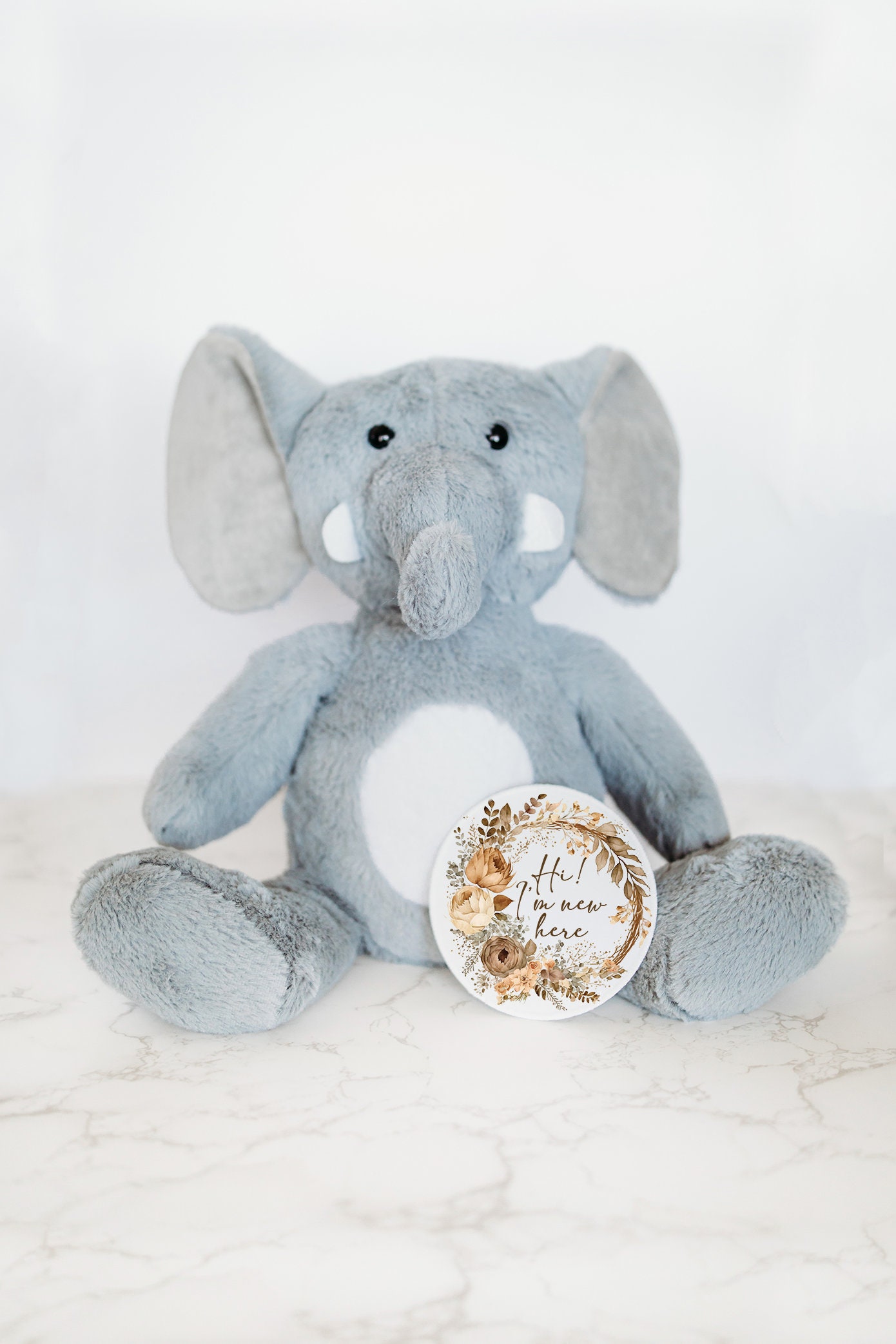 Elefant-Blumenmeilenstein-Stofftier, Baby-Meilensteinmarker, Personalisiertes Stofftier, Neugeborenes Krankenhausschild, Geburtsstatus-Tier von GrowWithMeStuffy