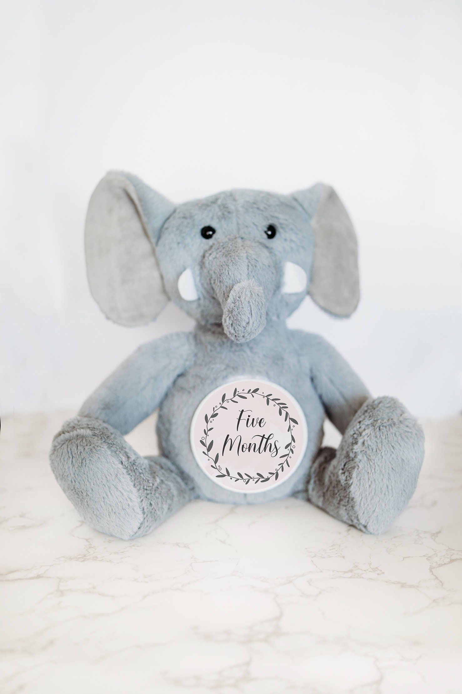 Elefant-Blumenmeilenstein-Stofftier, Baby-Meilensteinmarker, Personalisiertes Stofftier, Neugeborenes Krankenhausschild, Geburtsstatus-Tier von GrowWithMeStuffy