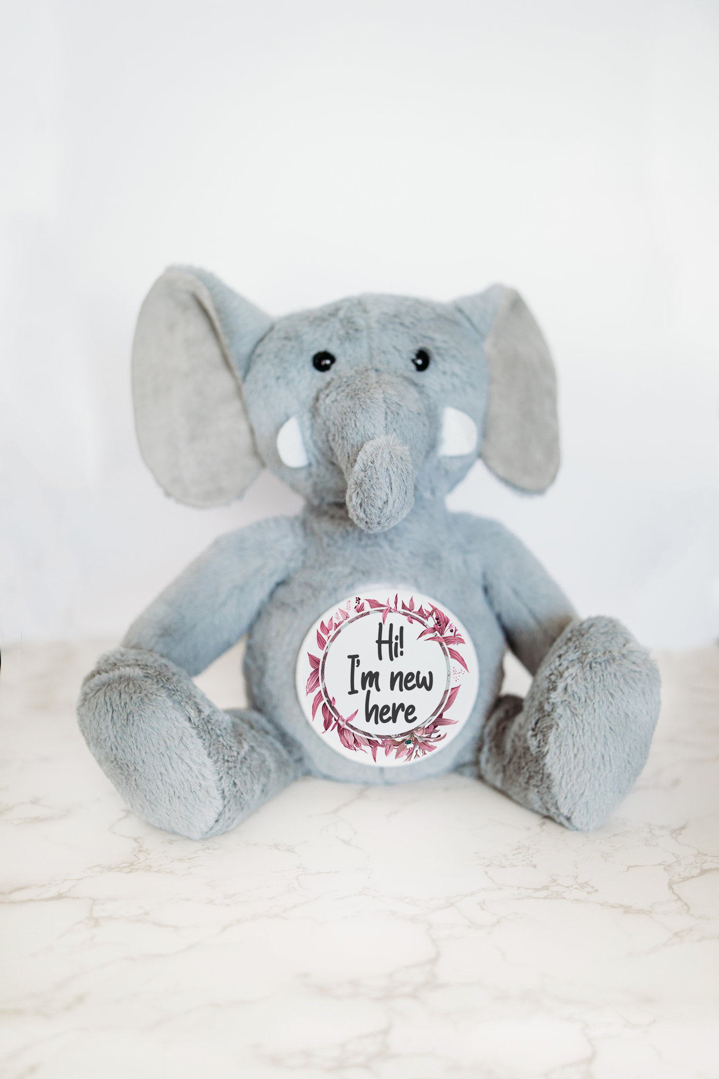 Elefant-Blumenmeilenstein-Stofftier, Baby-Meilensteinmarker, Personalisiertes Stofftier, Neugeborenes Krankenhausschild, Geburtsstatus-Tier von GrowWithMeStuffy