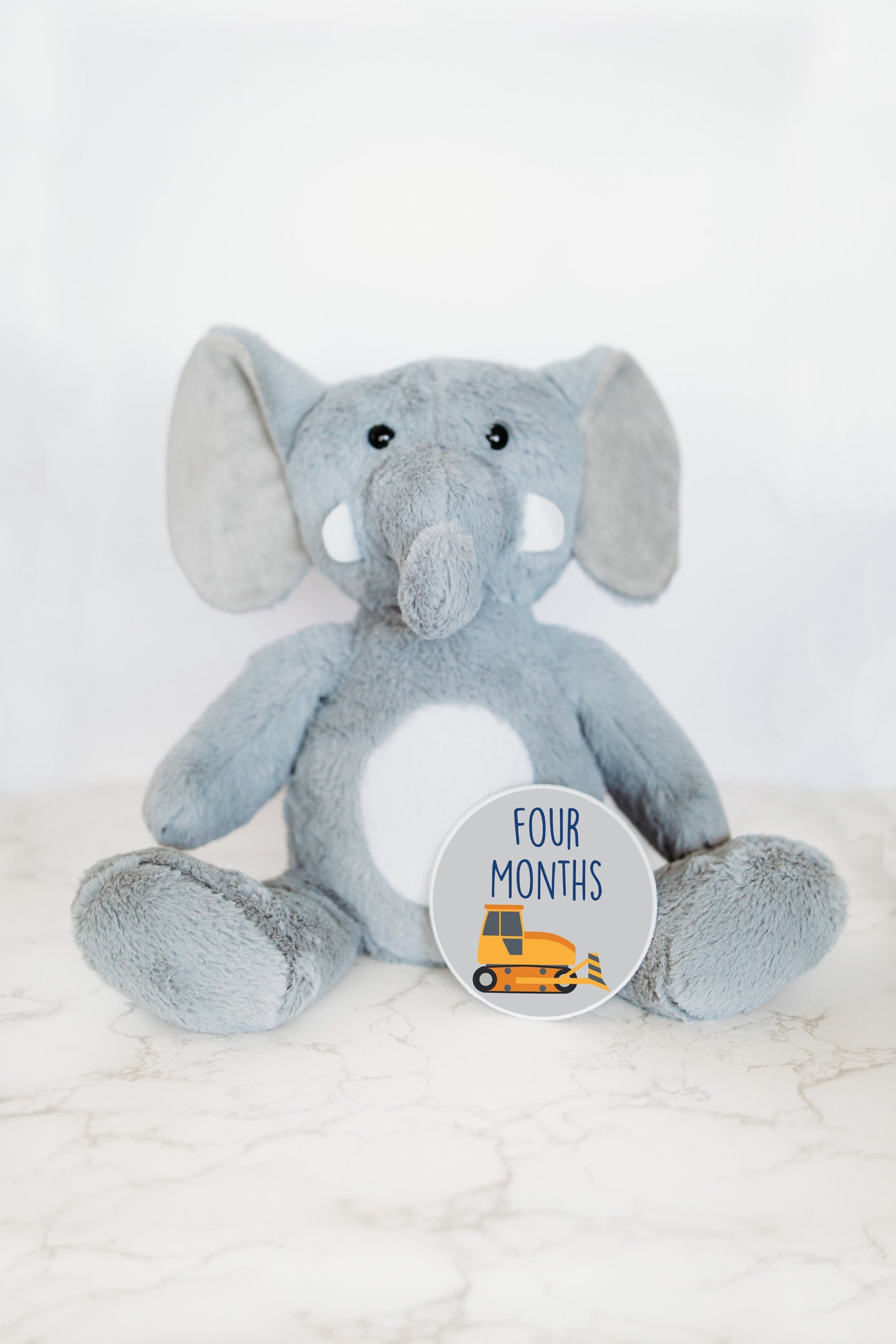 Elefant Konstruktion Meilenstein Stofftier, Baby Marker, Personalisiertes Neugeborenes Krankenhausschild, Geburtsstatus Tier von GrowWithMeStuffy