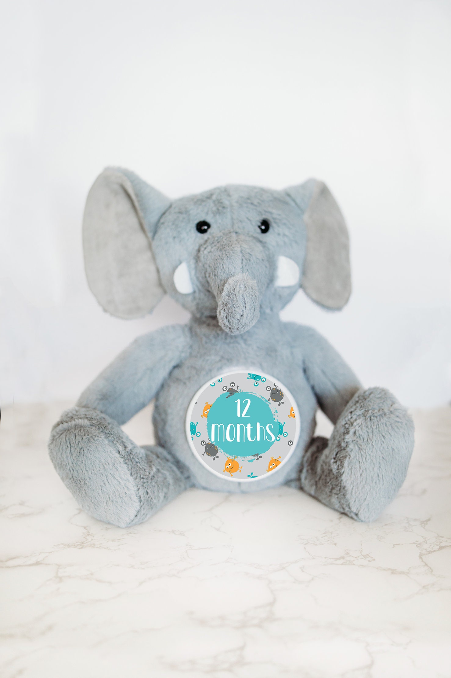 Elefant-Weltraum-Meilenstein-Stofftier, Baby-Meilensteinmarker, Personalisiertes Stofftier, Neugeborenes Krankenhauszeichen, Geburts-Stat-Tier von GrowWithMeStuffy