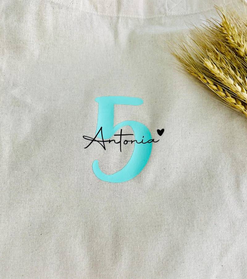 Bügelbild Geburtstag Name Alter | Kind Aufbügeln Zahl Wunschtext Wunschname Wunschfarbe T-Shirt Personalisiert Textil Bügelbild Geburtstag Name Alter | Kind Aufbügeln Zahl Wunschtext Wunschname Wunschfarbe T-Shirt Personalisiert Textil von GrowbyNadine