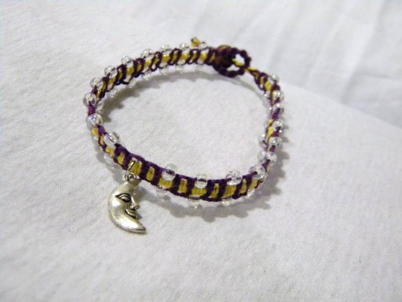 Lila Mond Hanf Fußkettchen, Lila Und Gelbes Charm Perlen Makramee Anhänger Schmuck, Boho Fußkettchen von GrowingGroovy