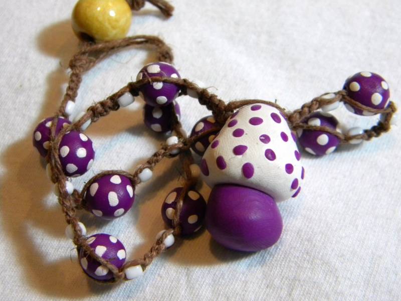 Lila Und Weiss Gepunktete Ton Pilz Halskette Aus Hanf von GrowingGroovy