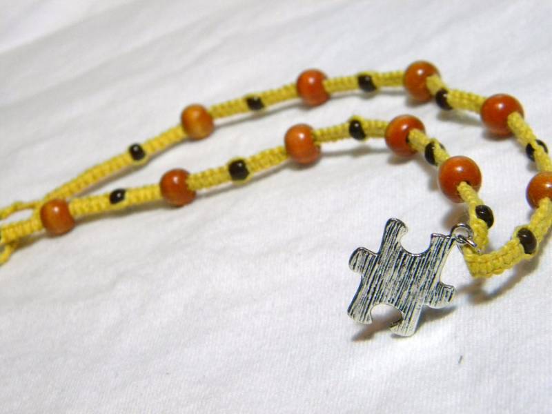 Puzzleteil Anhänger Hanf Halskette, Schmuck, Autismus Makramee Halskette von GrowingGroovy