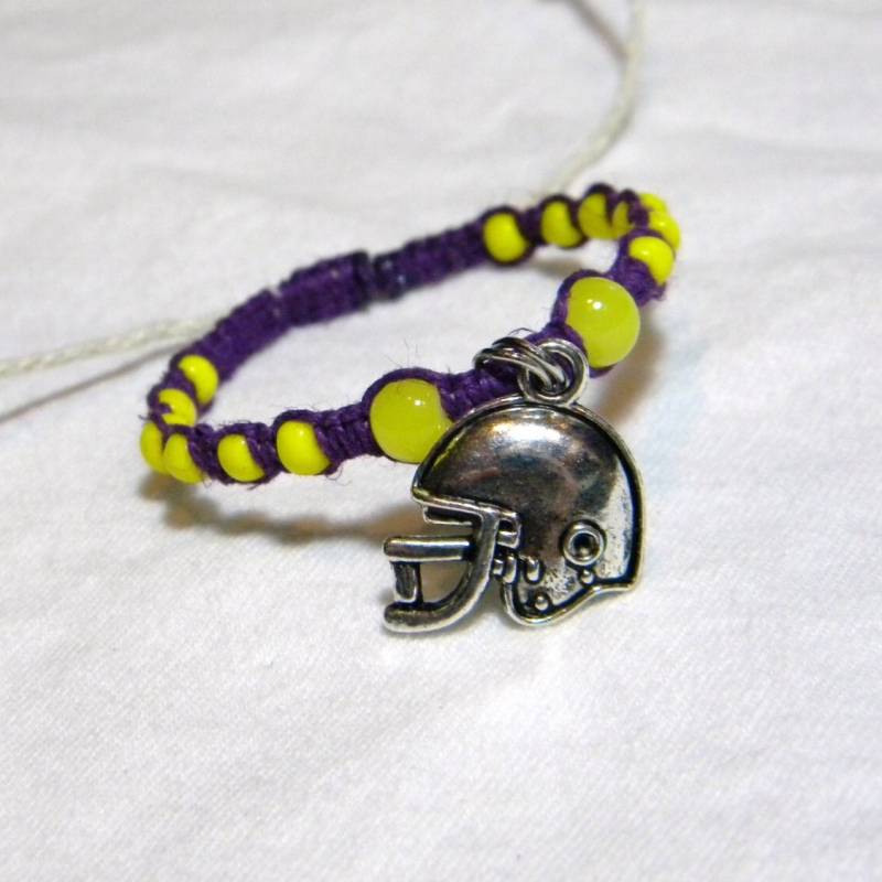 Wikinger Farbiges Hanf Armband Mit Anhänger in Farbe von GrowingGroovy