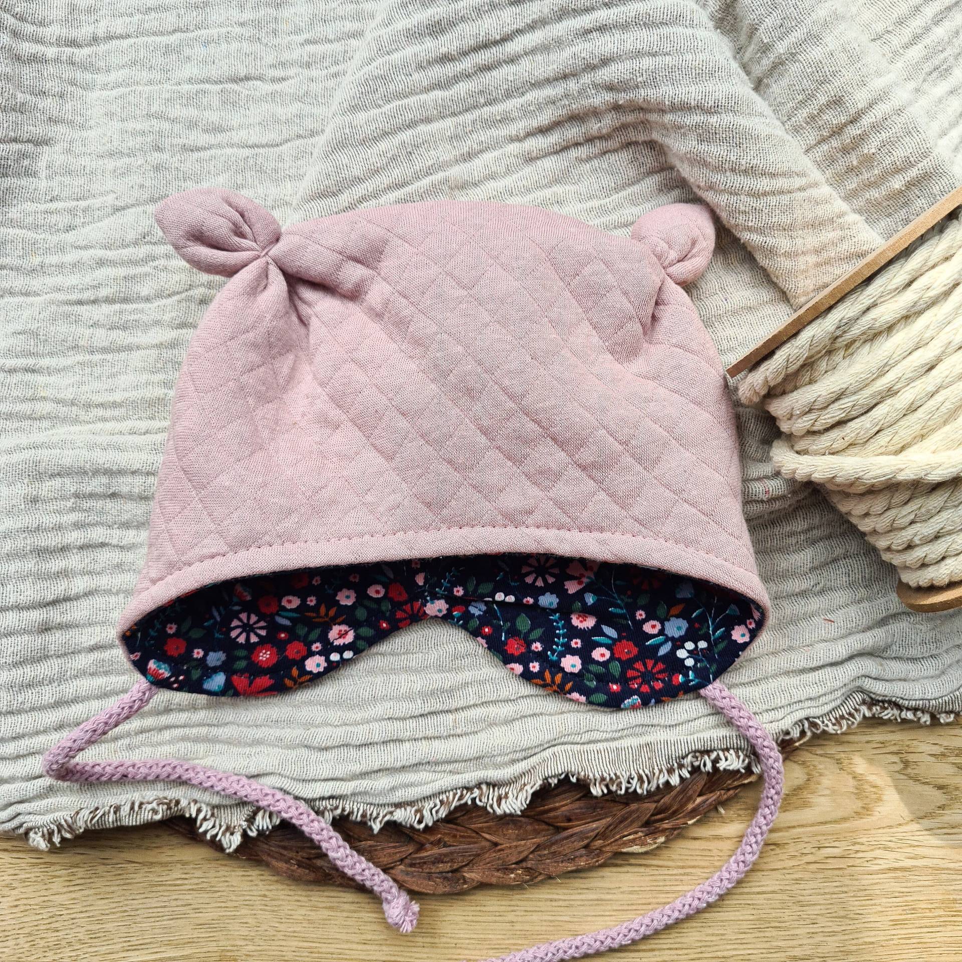 Öhrchenmütze Ku 38-40 Rosa/Dark Flowers, Mütze Mit Ohren, Babymütze, Babymädchen von GrowlikethisShop