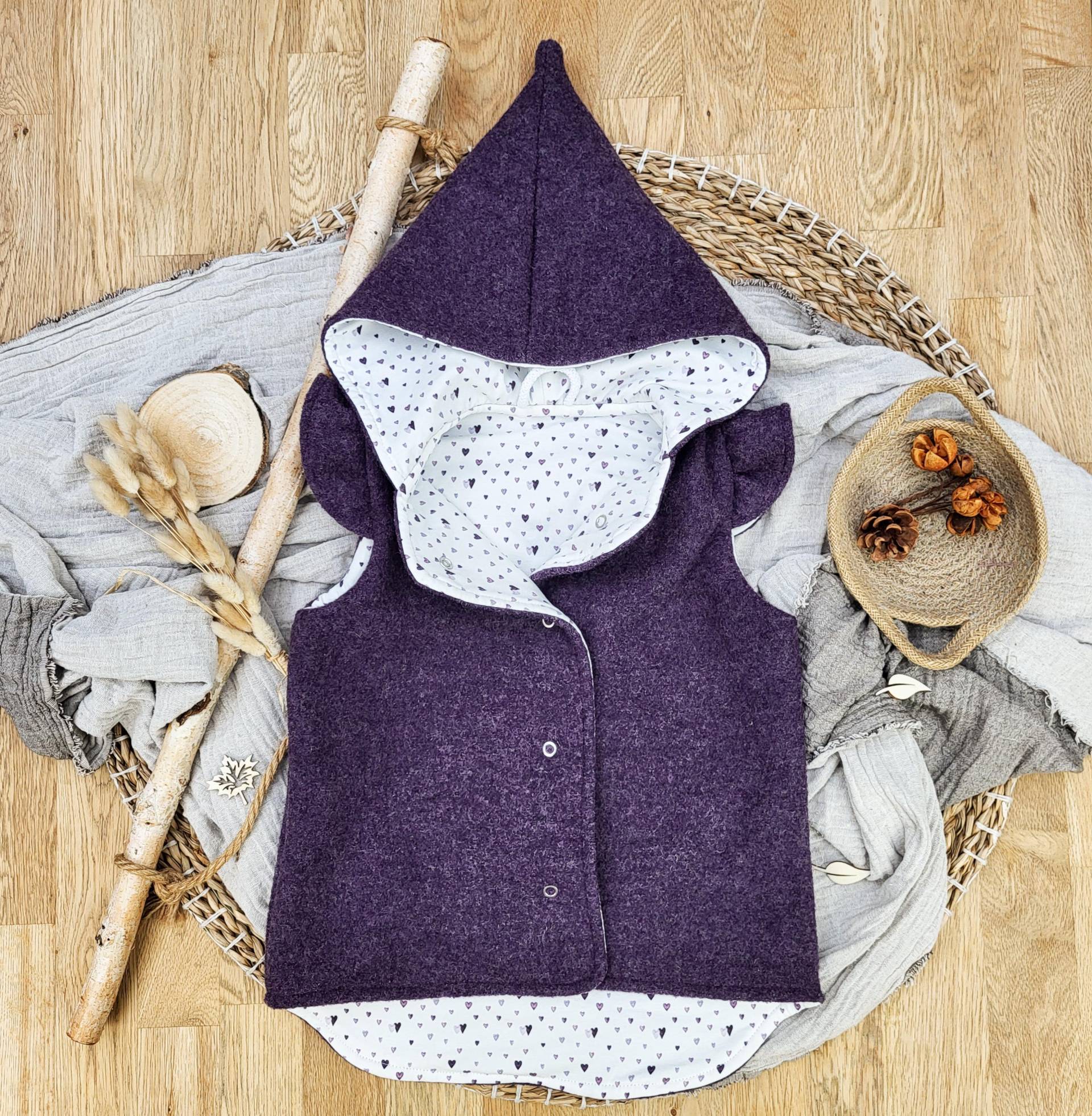 Wollwalkweste Gr. 116 Lila/Herze, Kinderweste, Weste Für Kinder, Mädchenweste, Übergangsjacke, Mit Flügelärmel von GrowlikethisShop