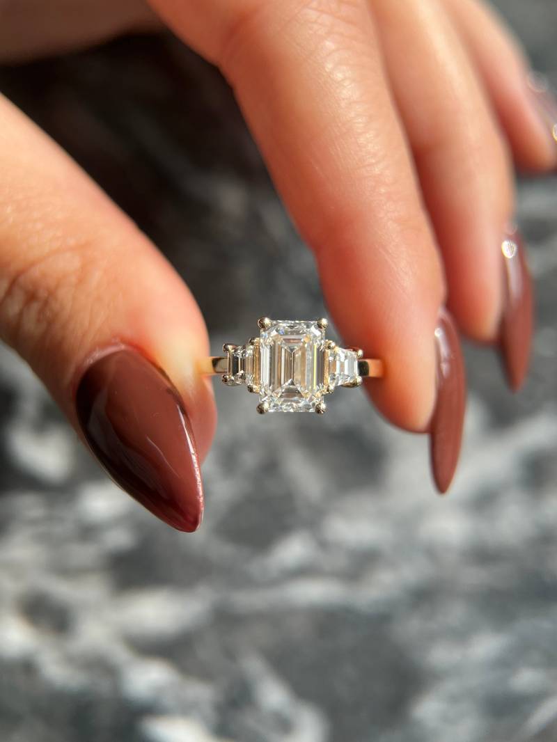 Vvs1 Klarheit D Farbe Smaragdschliff 2.5 Karat Igi-Zertifizierter Im Labor Gewachsener Diamant Drei-stein-Verlobungsring, Seitliche Trapeze von GrownRadiance