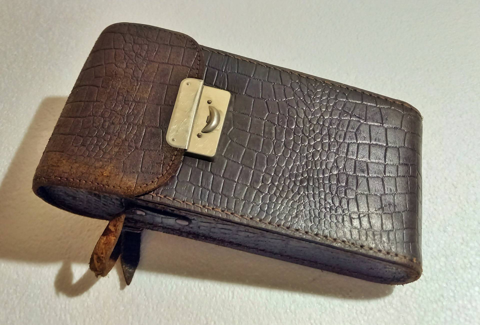 Schöne Vintage Ledertasche 30Er Jahre. Fotoapparat "Baier Bairax" . Coole Tasche, Leder Mit Prägung. Defektem Zur Deko von GrukatShop