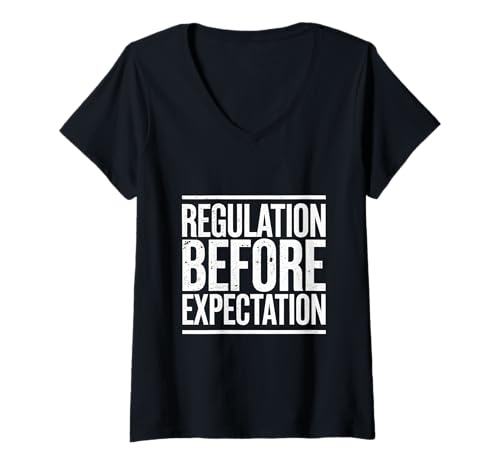 Damen Regulation Before Expectation Lehrermotivation - T-Shirt mit V-Ausschnitt Damen Regulation Before Expectation Lehrermotivation - T-Shirt mit V-Ausschnitt von Grundsätze für Pädagogen