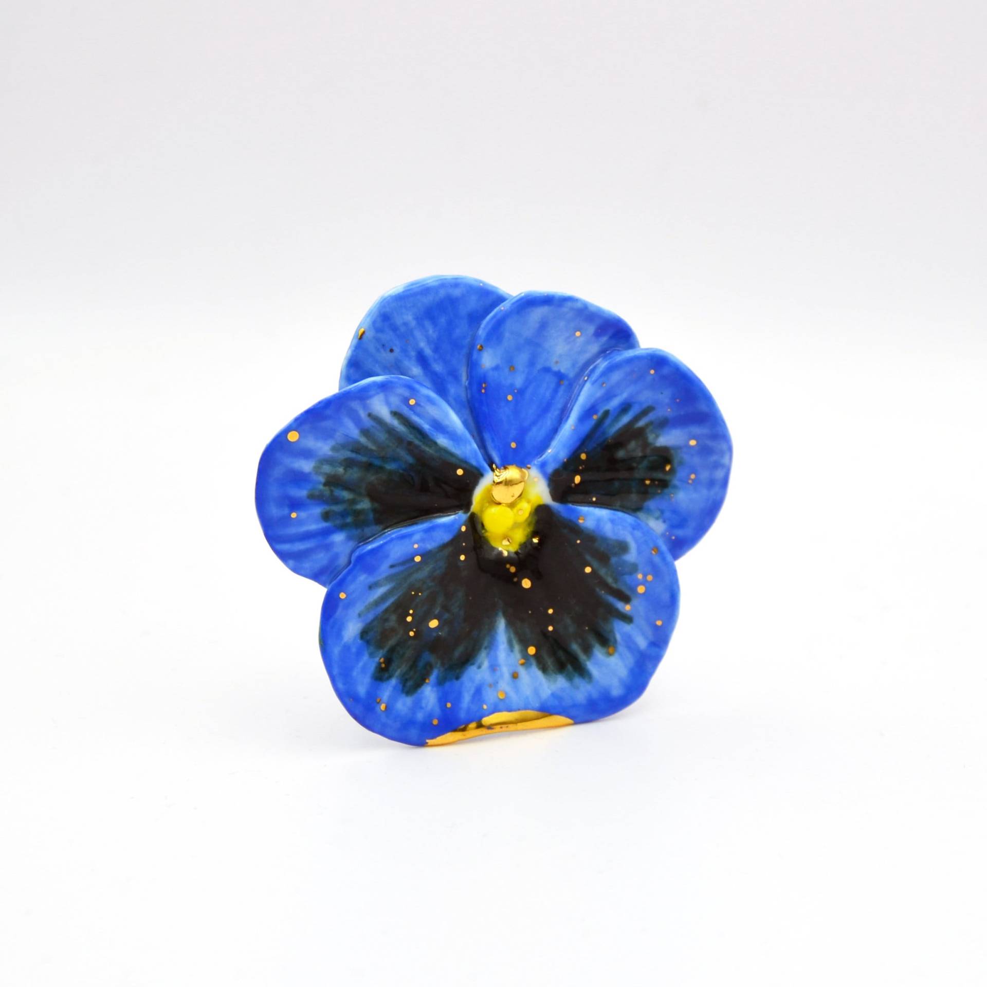Handgefertigte Blaue Stiefmütterchen Brosche Aus Porzellan Mit Gold Verzierungen - Einzigartige Blumen Schmuck, Geschenk Für Sie, Handgefertigte von GruniCeramica